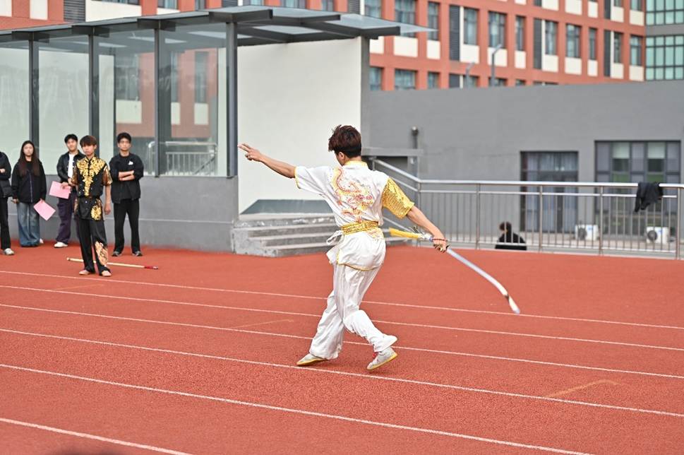 图片包含 建筑, 户外, 运动, 院子 AI 生成的内容可能不正确。