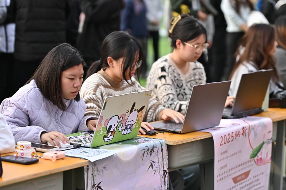 桌子上放着笔记本电脑的人 AI 生成的内容可能不正确。