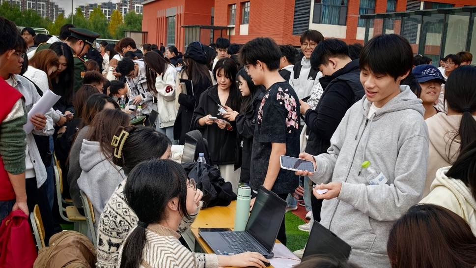 一群人正在聊天 AI 生成的内容可能不正确。