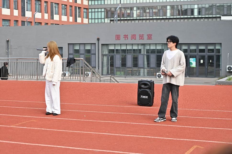 图片包含 建筑, 户外, 院子, 围栏 AI 生成的内容可能不正确。