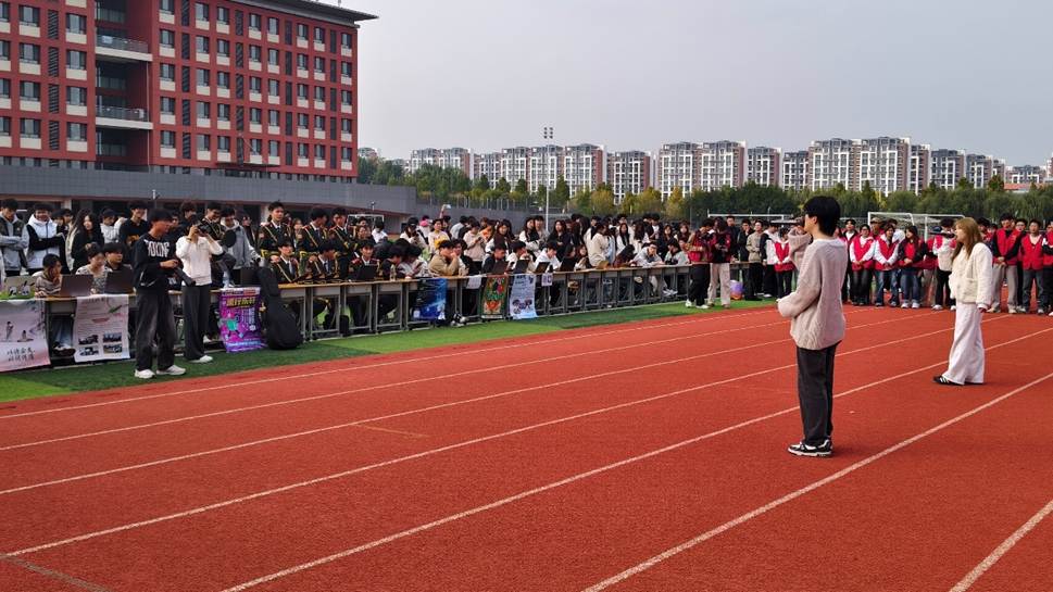 人们在看台上的人在球场上 AI 生成的内容可能不正确。