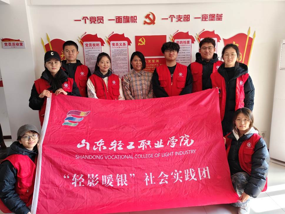 一群人的合影 AI 生成的内容可能不正确。