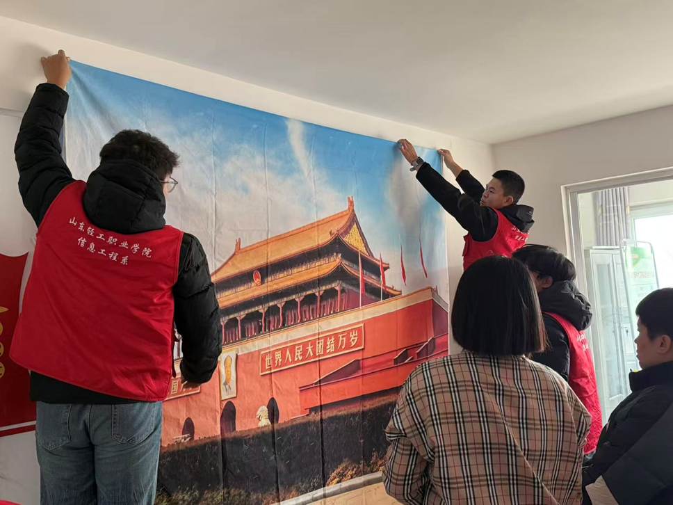 人们在看台上的人在交谈 AI 生成的内容可能不正确。