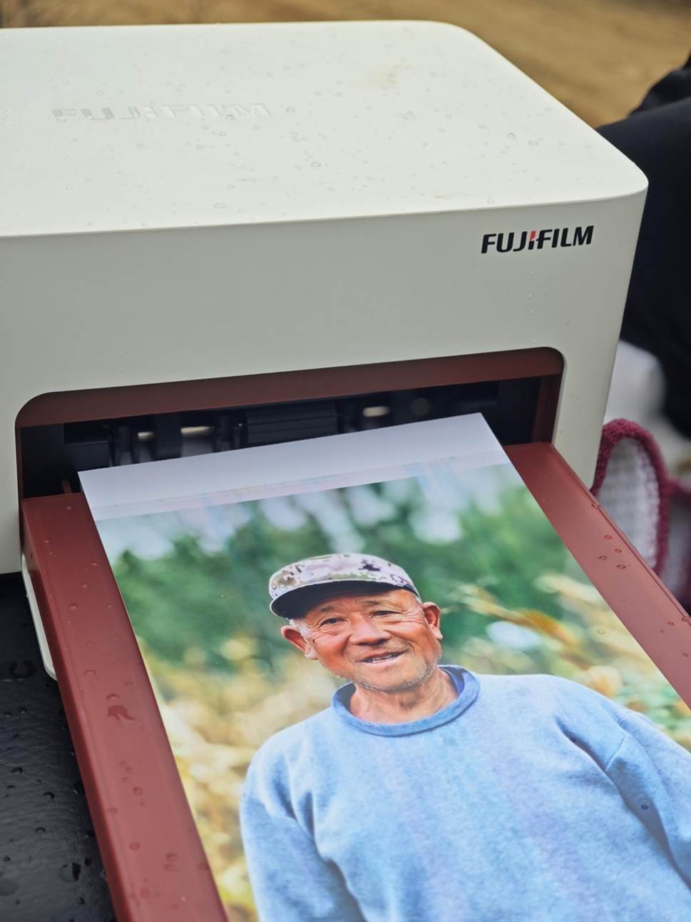 男人戴着帽子 AI 生成的内容可能不正确。