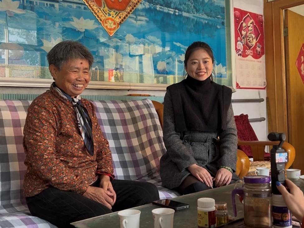 男人和女人坐在桌子前 AI 生成的内容可能不正确。
