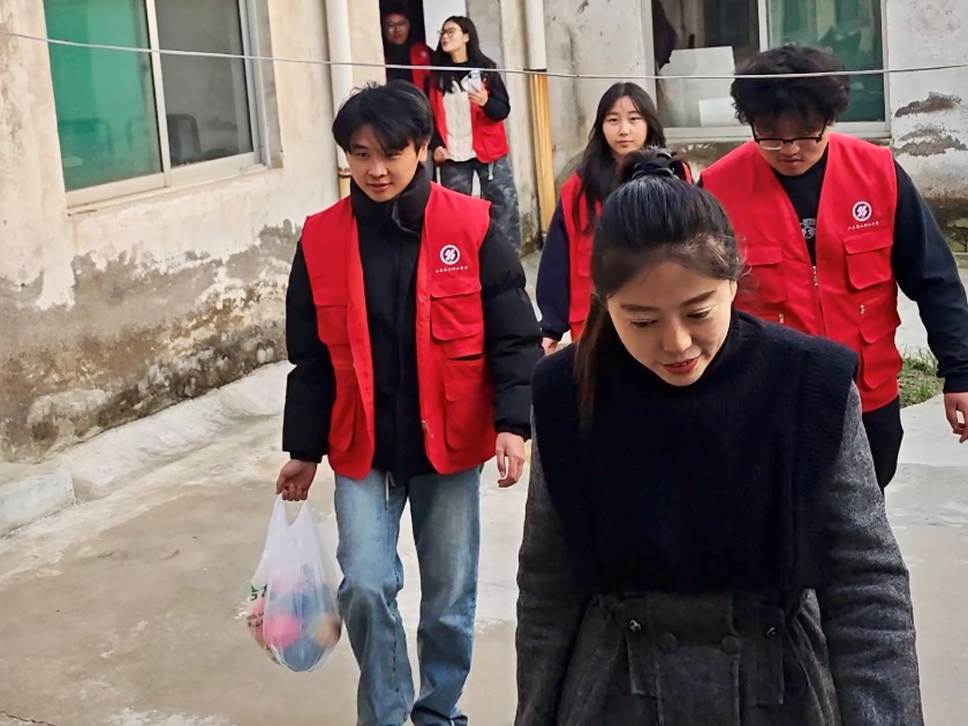 人们站在一起 AI 生成的内容可能不正确。 人们站在一起 AI 生成的内容可能不正确。