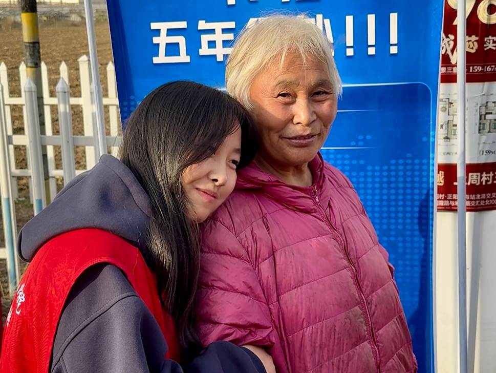 穿着蓝色衣服的人 AI 生成的内容可能不正确。 穿着蓝色衣服的人 AI 生成的内容可能不正确。